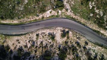 Drönare antal fot av Kalkon, berg väg, som visar naturlig skönhet. fångar väsen av Kalkon, berg väg, idealisk för landskap älskare. slingor Kalkon, berg väg, i fantastisk detalj video