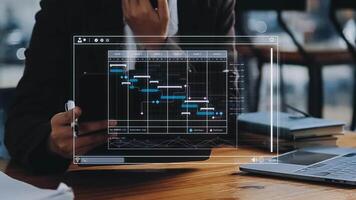 project manager werken met gantt tabel schema naar plan taken en leveringen. het roosteren activiteiten met een planning software, zakelijke strategie voor financiën, activiteiten, verkoop, marketing. video