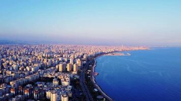 explorar Mersin, Turquía desde arriba. asombroso aéreo panorama para viaje aficionados. descubrir viaje gemas, vibrante ciudad vida, mar horizonte debajo claro azul cielo. Perfecto para viaje planificación video