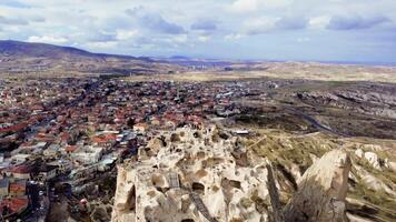 Drönare antal fot avslöjar uchisar slottets gammal locka i cappadocia Kalkon bevittna uchisars historisk arkitektur mot vibrerande blå himmel uchisar står som testamente till tidlös skönhet och historia video