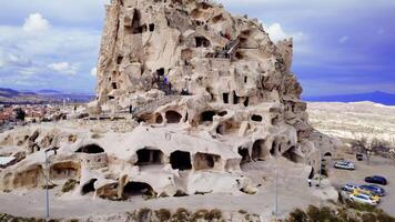 zangão revela uchisar do castelo geológico esplendor dentro Capadócia. deslumbrante geológico formações quadro, Armação uchizar, destacando geológico maravilhas do Capadócia video