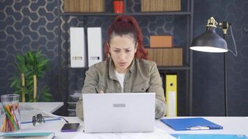 frustrerad företag kvinna på bärbar dator. video