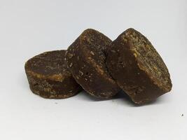 orgánico javanés marrón azúcar o palma azúcar o marrón azúcar aislado en blanco antecedentes foto