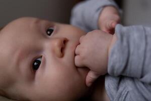 mezclado carrera recién nacido llorando bebé mentiras envuelto en un gris muselina envolver foto