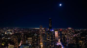 distanciamiento desde un espectacular ver de nuevo york, el Estados Unidos en el frente al mar de el este río. horizonte de metrópoli a noche. aéreo perspectiva. foto