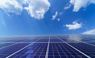 solar paneles en verano campo. verde eléctrico fotovoltaica campo. foto