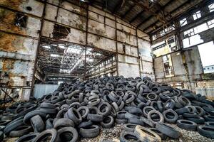 antiguo llantas grabage almacenamiento. basura de antiguo automóvil llantas. foto