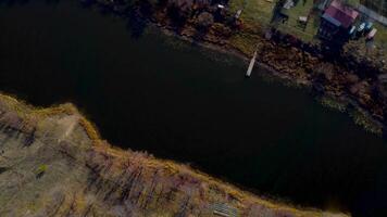 outono negligenciar aéreo Visualizações do Volga rio, floresta, e a Grushinsky festival Prado dentro caloroso brilho. natureza do Rússia Visão a partir de uma zangão dentro outono video