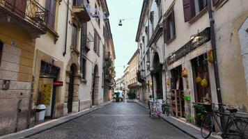 verona, Italien 01.03.2024. arkitektur av de stad av verona. promenad genom de historisk del av verona Italien. stad Centrum av verona i vår molnig dag med många människor gående runt om video