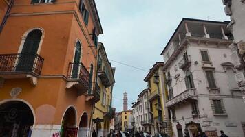 veronese, Italia 01.03.2024. architettura di il città di verona. camminare attraverso il storico parte di Verona Italia. città centro di Verona nel primavera nuvoloso giorno con molti persone a piedi in giro video