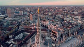 aérien vue coup de Milan cathédrale piazza del duomo di milano et galleria Vittorio emanuele ville centre de milano le coucher du soleil. 4k métrage dans Milan Italie video