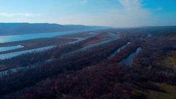 autunno Overlook aereo visualizzazioni di volga fiume, foresta, e il grušinsky Festival prato nel caldo incandescenza. natura di Russia Visualizza a partire dal un' fuco nel autunno video