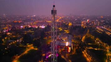 zonsondergang schouwspel antenne keer bekeken van Milaan stadsgezicht met branca toren. dar vliegend Bij nacht video