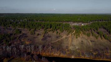 otoño tapiz aéreo puntos de vista de Rusia naturaleza zumbido imágenes terminado volga río, bosque, y montañas. Rusia, samara región video