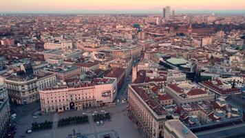 aérien vue coup de Milan cathédrale piazza del duomo di milano et galleria Vittorio emanuele ville centre de milano le coucher du soleil. 4k métrage dans Milan Italie video