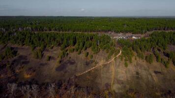 Herbst Tapisserie Antenne Ansichten von Russland Natur Drohne Aufnahmen Über Wolga Fluss, Wald, und Berge. Russland, Samara Region video