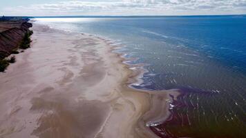 drone métrage capture le tranquille beauté de volga rivière rive dans une chaud l'automne journée. Russie, togliatti video