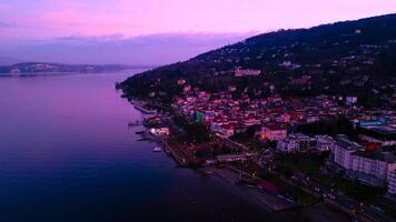 skön rosa solnedgång på sjö maggiore, Italien, stresa. flygande en Drönare under de jul högtider i Italien video