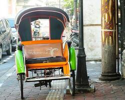 Surakarta, central Java, Indonesia abril 11, 2024. Clásico becak vehículo es un tradicional público transporte desde Indonesia. foto