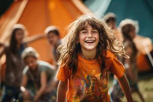 retrato de un contento niño inmerso en un verano acampar atmósfera lleno con alegría y divertido foto