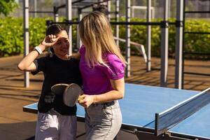 mesa tenis. madre y hija jugar silbido apestar juego. foto