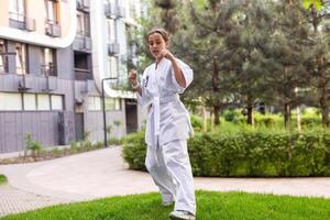 joven niña en un blanco kimono, kárate foto