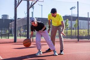 un padre y hija jugando baloncesto en el parque foto