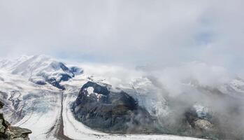 panorama de impresionantes montañas y glaciares arriba, suiza. foto