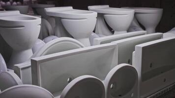 plante pour le production de céramique sanitaire vaisselle. le ligne est ne pas un entreprise où émail est cuit sur les puits et toilettes. video