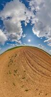 vertical pequeno planeta transformação com curvatura do espaço entre Campos dentro azul céu com nuvens video