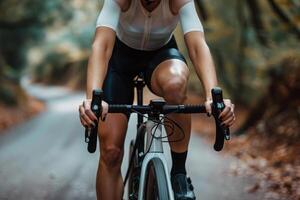 recortado imagen de ciclista montando bicicleta en país la carretera foto