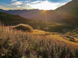 hermosa puesta de sol en las montañas foto