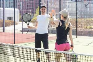 padel lección con un entrenador, personalizado instrucción en un apoyo ambiente. foto