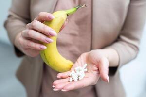 mujer participación en manos manchado bananas y pastillas foto