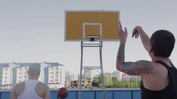 deux gars jouer basketball à district des sports sol. video