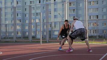 twee vent Speel basketbal Bij wijk sport- grond. video