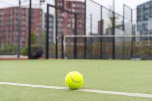 un imagen de un tenis pelota en el Corte foto