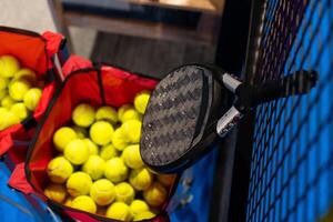 paleta tenis raqueta y pelotas en corte, foto