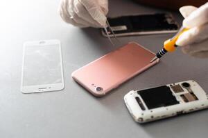 fotos de primer plano que muestran el proceso de reparación de teléfonos móviles