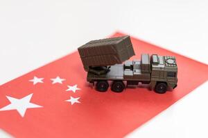 militar equipo como tanque con bandera de China en blanco antecedentes. países' militar efectivo tema. foto