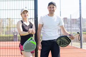 padel lección con un entrenador, personalizado instrucción en un apoyo ambiente. foto