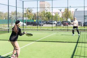 madre y hija jugando padel al aire libre foto