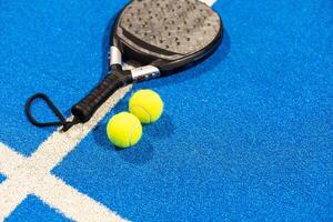 paleta tenis raqueta y pelotas en el azul paleta Corte foto
