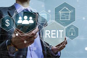 reit, real inmuebles inversión confiar concepto, persona mano utilizando inteligente teléfono con real inmuebles inversión confiar icono en virtual pantalla foto