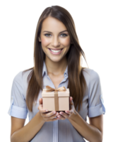 un alegre mujer con largo pelo sostiene un pequeño, envuelto regalo caja atado con un cinta y sonrisas calurosamente png