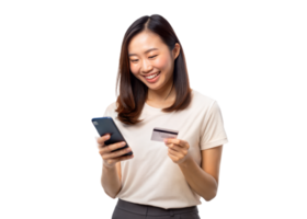 lächelnd Frau hält Smartphone und Anerkennung Karte, einnehmend im ein online Einkaufen Erfahrung, Stehen gegen ein transparent Hintergrund png