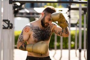 hombre en boxeo guantes es practicando en un al aire libre foto