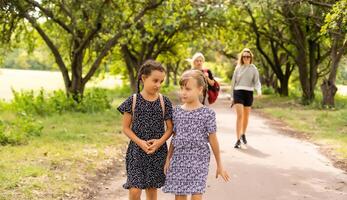 dos pequeño niños yendo a colegio juntos foto