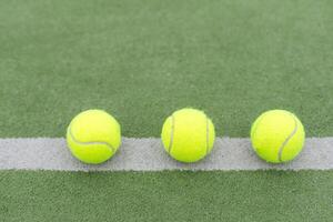 cerca arriba de un padel y tenis Corte con artificial césped y pelotas foto