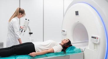 hembra paciente pasando mri - magnético resonancia imagen en hospital. médico equipo y salud cuidado foto